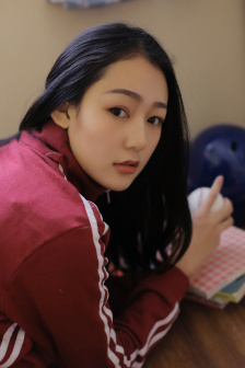 美女解开胸罩还给人看